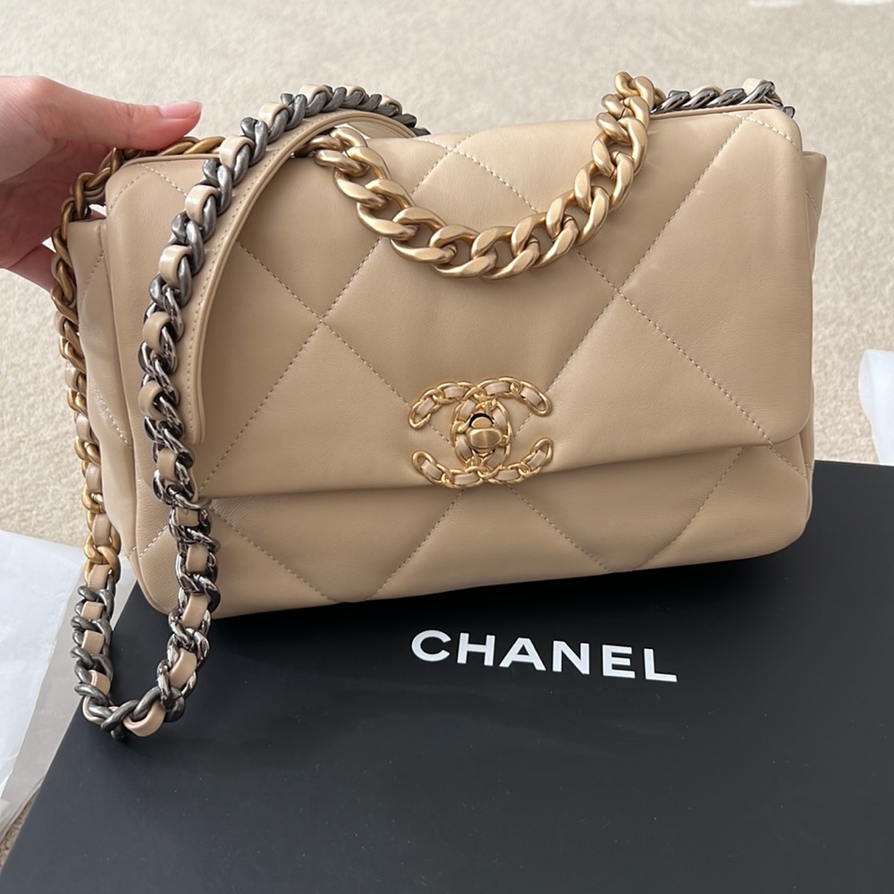 Chanel 19 Flap Bag in Beige NWT perfect condition